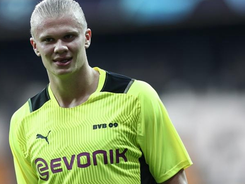 韦斯利-福法纳：埃斯特旺像队中的小宝宝，我们都在帮他适应