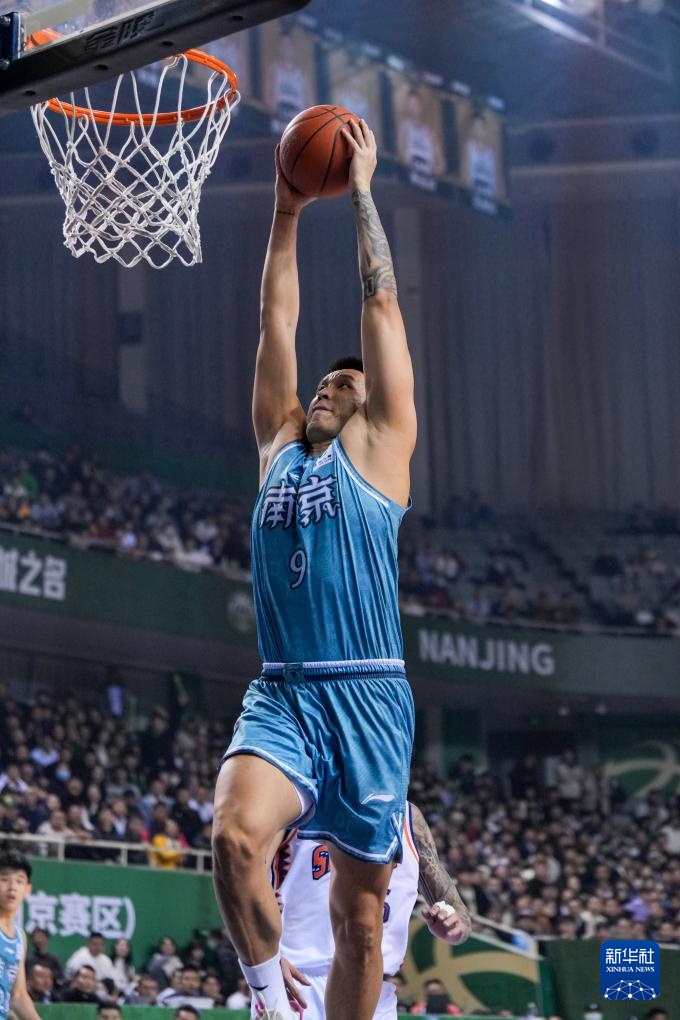 铃木一朗在 2019 年引退时，全日本各家报纸均以号外头条刊载其消息