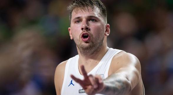 要争冠？乔治上半场9中2+末节3失误 全场25分8板7助7失误