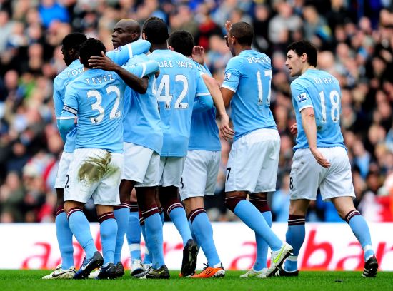 冠军捧杯时刻！这张合影里，有国乒三连冠的荣光，更有竞技体育的热血与温情！