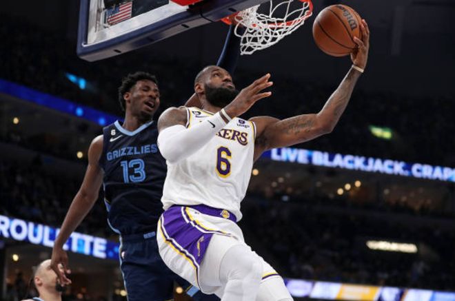 22分17板！小杨终于打成了奥尼尔！31+19+16+13！登哥真炸了！